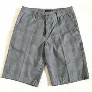 Men’s QUIKSILVER Plaid Walk Shorts. Grey. Size 30.